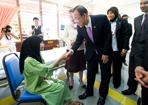 Secretary-General Ban Ki-moon and wife Yoo Soon-taek meet a TB patient during their visit to the Institute of Respiratory Medicine. UN Photo/E. Debebe