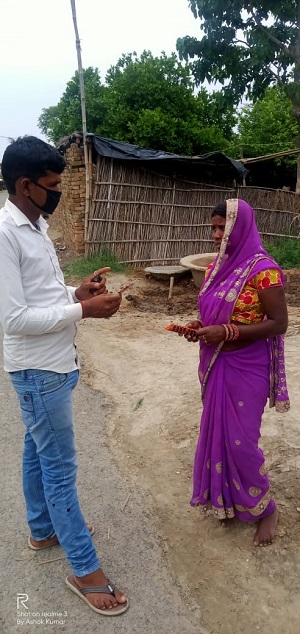 In photo: IIH Field Coordinator delivering drugs